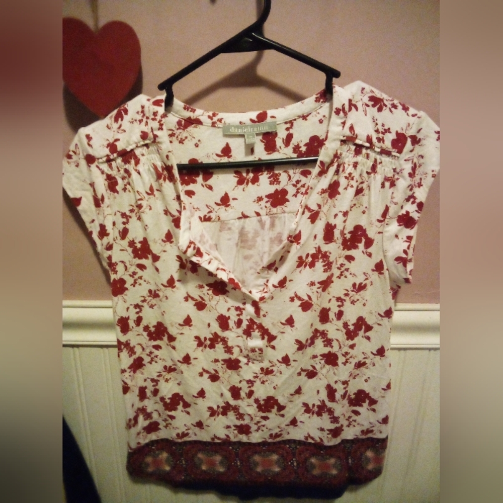 White and red floral smock top w/scoop neck and cap sleeves by Daniel Rainn